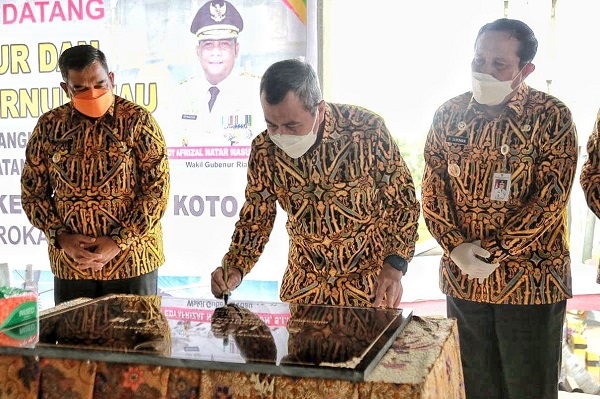 Gubernur dan Wagubri Resmikan Jembatan Penghubung Ujungbatu-Rokan-Batas Sumbar